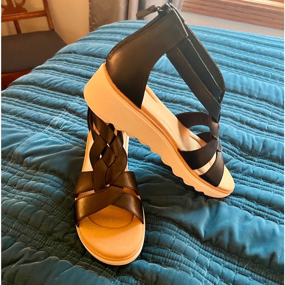 NWOB Clarks Collection Extreme Comfort Jillian Bright Strappy Sandal in Black!